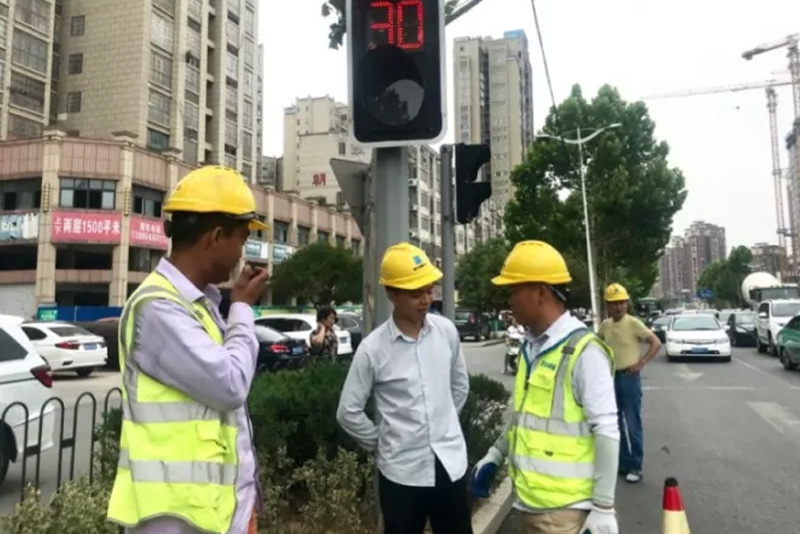 致敬高溫下的堅守公司工會以及工程部組織為員工送清涼活動