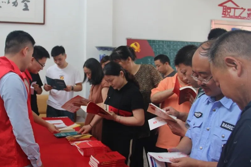 市經(jīng)信局、市司法局在國達(dá)城建聯(lián)合舉辦“法律進(jìn)企業(yè)”普法宣傳活動(dòng)